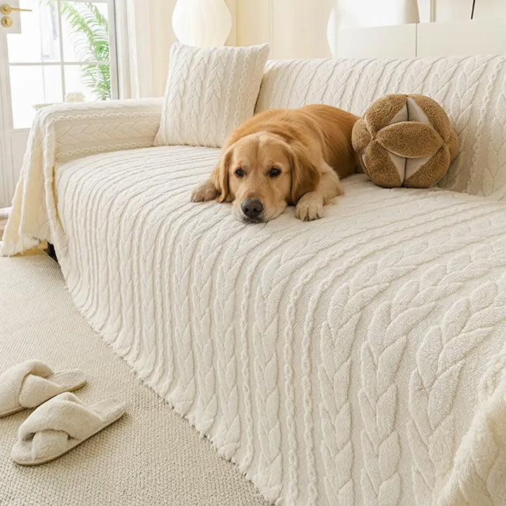 Weicher Fleece Sofaschutz in Creme, perfekt für ein warmes und einladendes Wohnambiente.