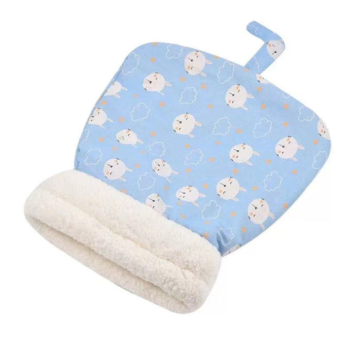 Katze schläft gemütlich im weichen Katzen Schlafsack Kuschelbett, ihrem neuen Lieblingsplatz.