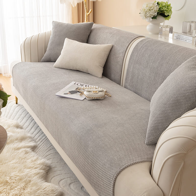 Gemütlicher Plüsch Sofabezug in Grau für stilvollen Couchschutz im modernen Wohnzimmer.
