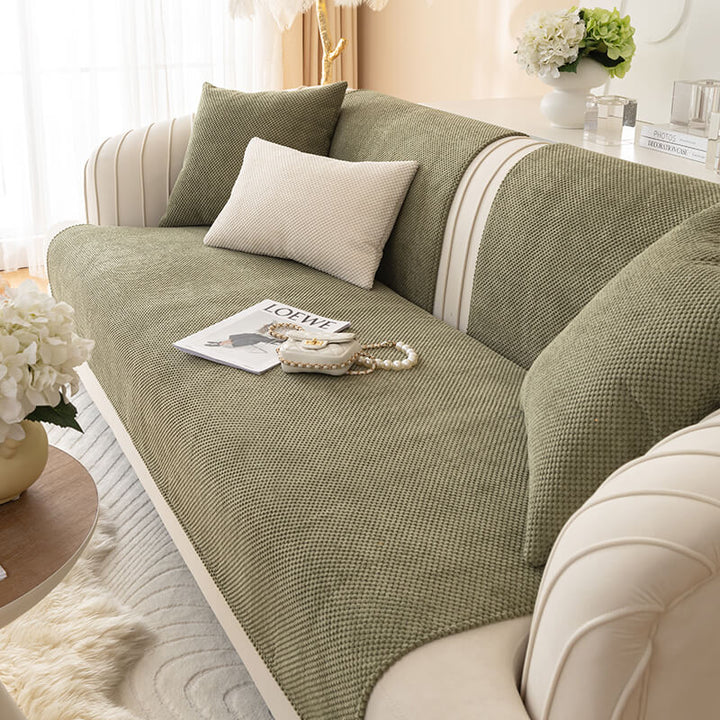 Stilvoller Plüsch Couchschutz in Khaki. Rutschfester Sofabezug für eine gemütliche Wohnzimmereinrichtung.