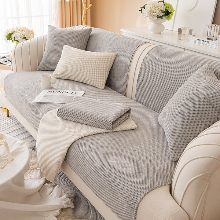 Pflegeleichter Plüsch Sofabezug (Grau, Beige). Optimaler Möbelschutz für eine moderne Couch.