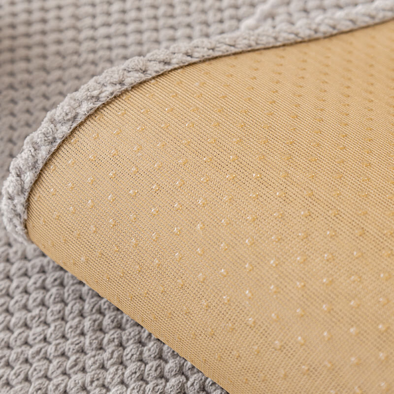Weicher Plüsch Sofabezug in Beige. Stilvoller und pflegeleichter Schutz für Ihre Wohnzimmercouch.