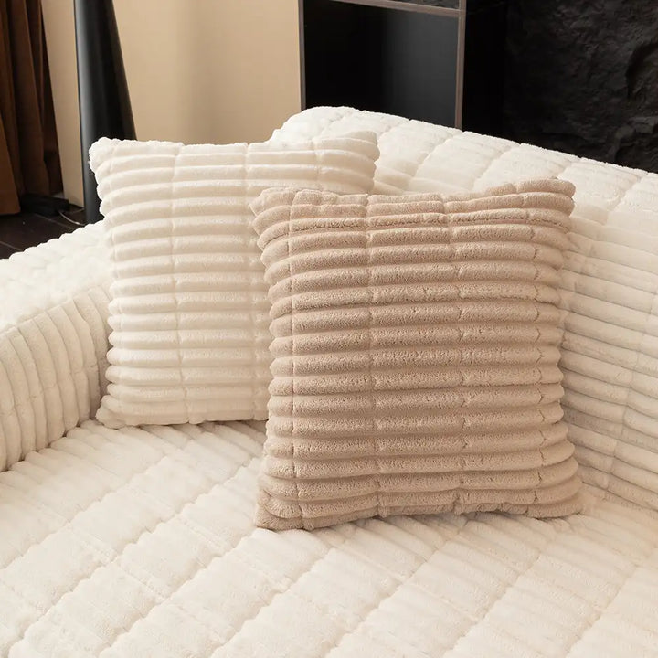 Stilvoller Sofa Schutz, rutschfest und haustierfreundlich, für ein sauberes Wohnzimmer.