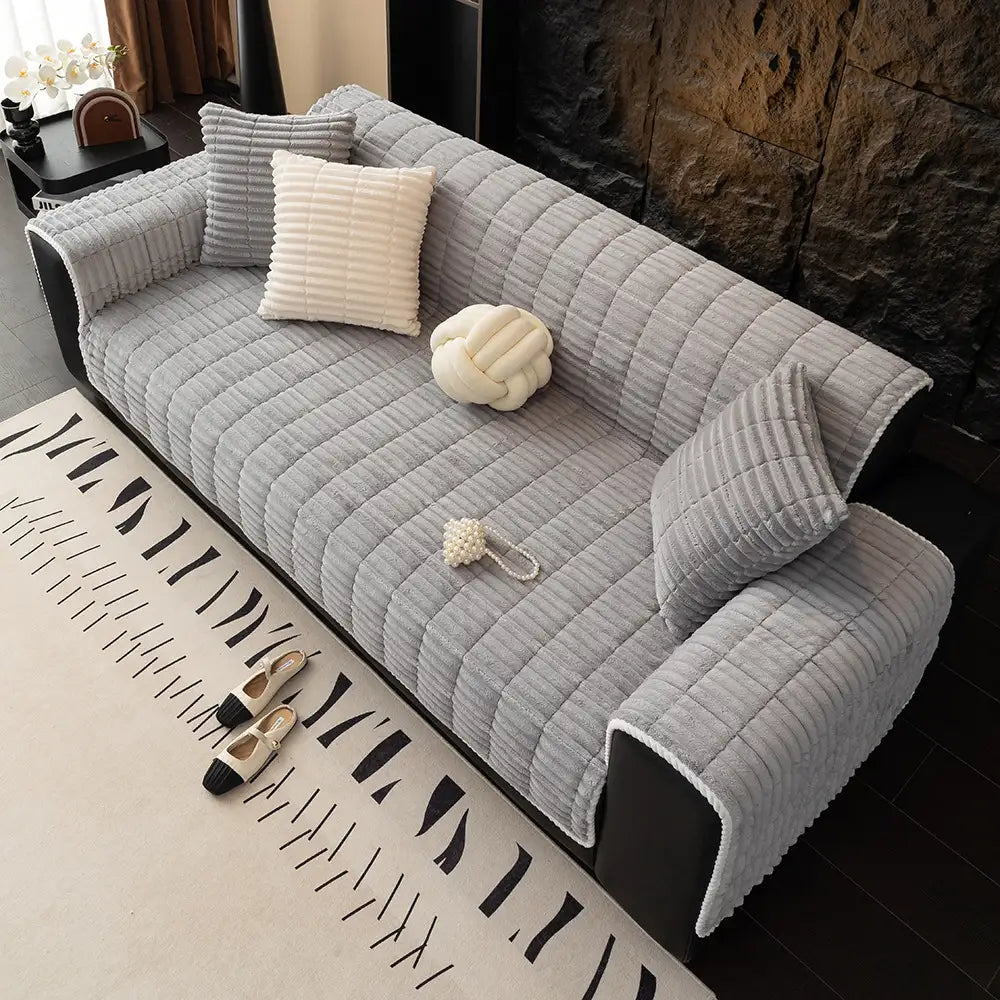Schmutzabweisender Sofa Bezug, haustierfreundlich und waschbar, für ein sauberes Heim.