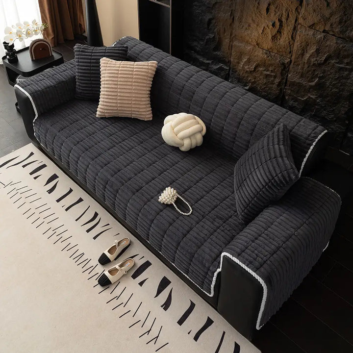 Pflegeleichter Sofa Schutz Bezug, einteilig, ideal für Familien und Haustiere im Wohnzimmer.