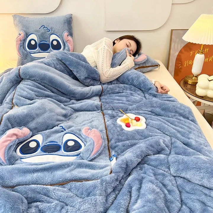 Erdbeer-Bär Luxus Fleecedecke und Kissen-Set, gemütlich, weich und eine tolle Geschenkidee für Kinder.