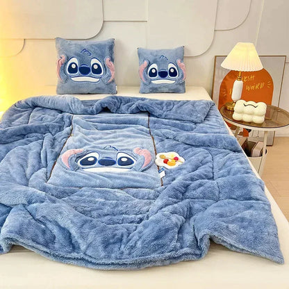 Luxuriöse Kuscheldecke mit Minnie Mouse & Kissen-Set, ideal als Sofa-Accessoire oder fürs Kinderzimmer.