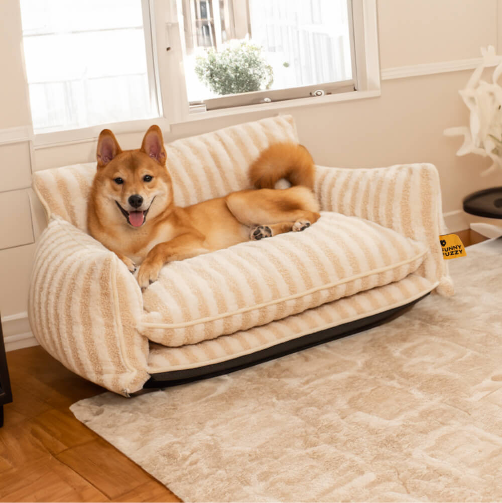 Luxuriöses Katzenbett mit gestreiftem Design, weich und gemütlich, ideal zum Entspannen.
