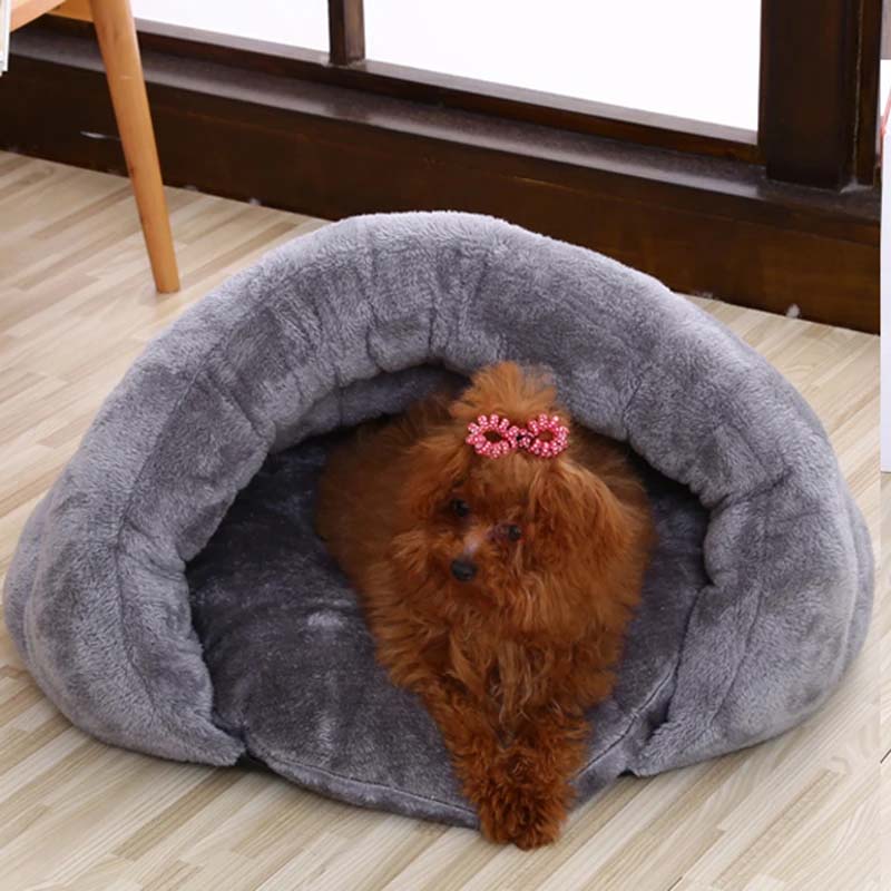 Winterliches Hunde Kuschelbett, ideal als Rückzugsort. Höhlenbett zur Stressreduktion & Schlaf.
