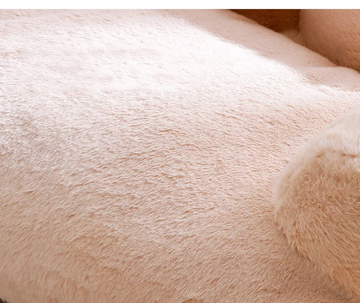 Beiges Kuschelbett für Hunde, weich und waschbar, ideal für tiefen Schlaf.