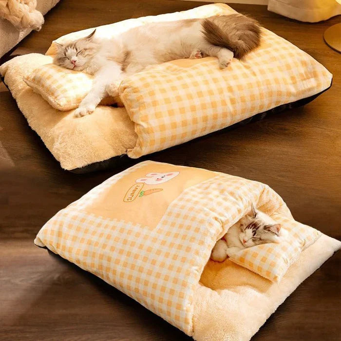Gemütliches Katzenbett als Schlafsack aus Plüsch, weicher Rückzugsort für Katzen.