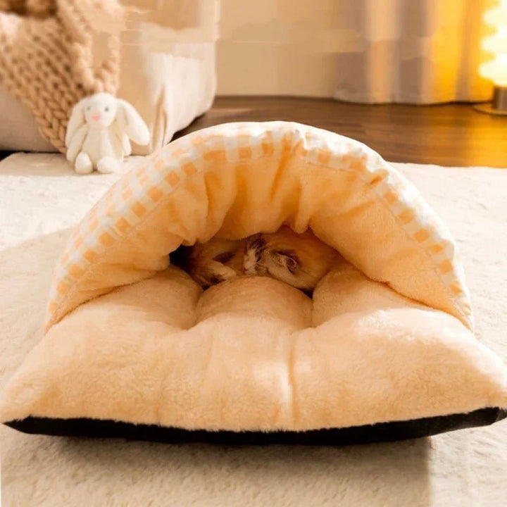Sehr bequemes Haustierbett in Schlafsackform, warmes Plüsch-Katzenbett für tiefen Schlaf.