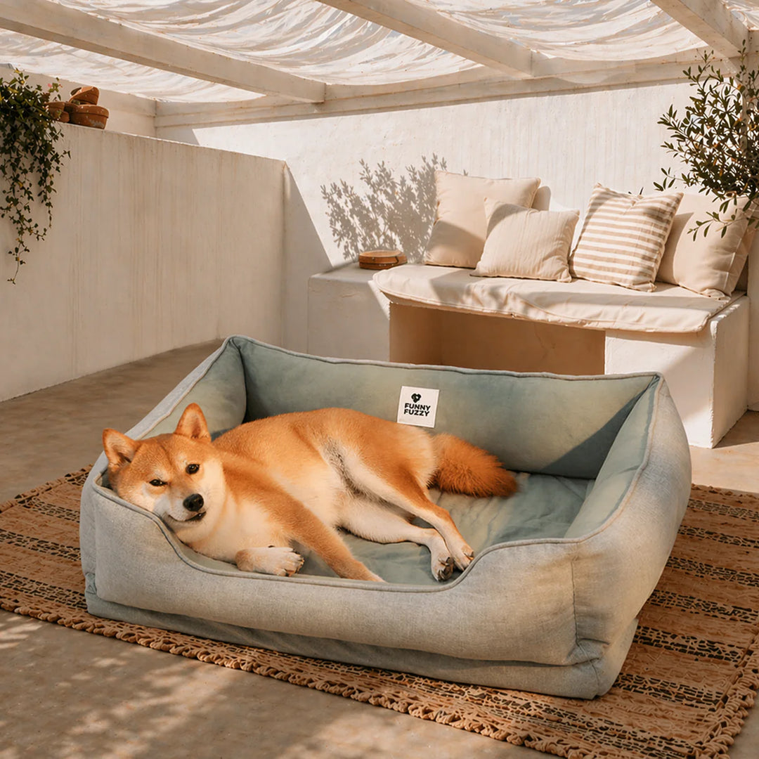 Gemütliches Outdoor Hundebett für Tiefenentspannung, weicher Baumwollsamt Bezug.