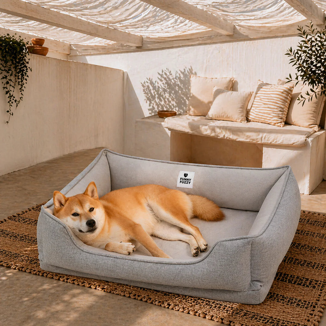 Komfortabler Schlafplatz für draußen, robustes Hundebett aus pflegeleichtem Baumwollsamt.