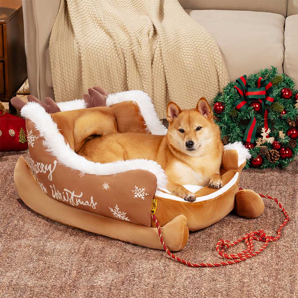 Festliches Hundebett im Weihnachtsschlitten-Design, aus weichem Plüsch gefertigt.