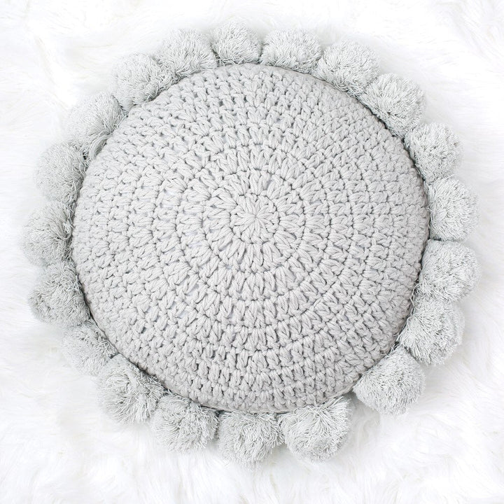 Beiges Strick-Dekokissen, flauschiges Kuschelkissen für Sofa. Gemütliche Heimdekoration.