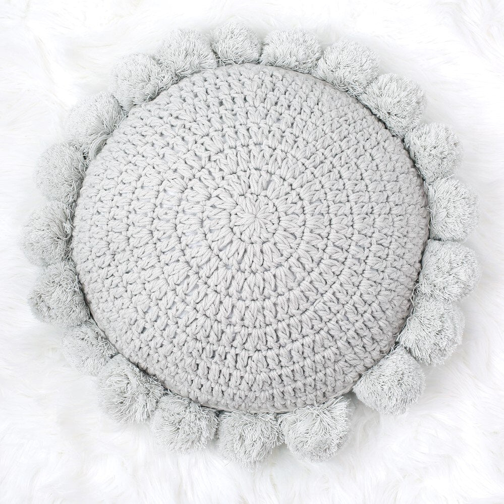 Detailansicht des gestrickten Musters eines gemütlichen Dekokissens. Hochwertiges Zierkissen.