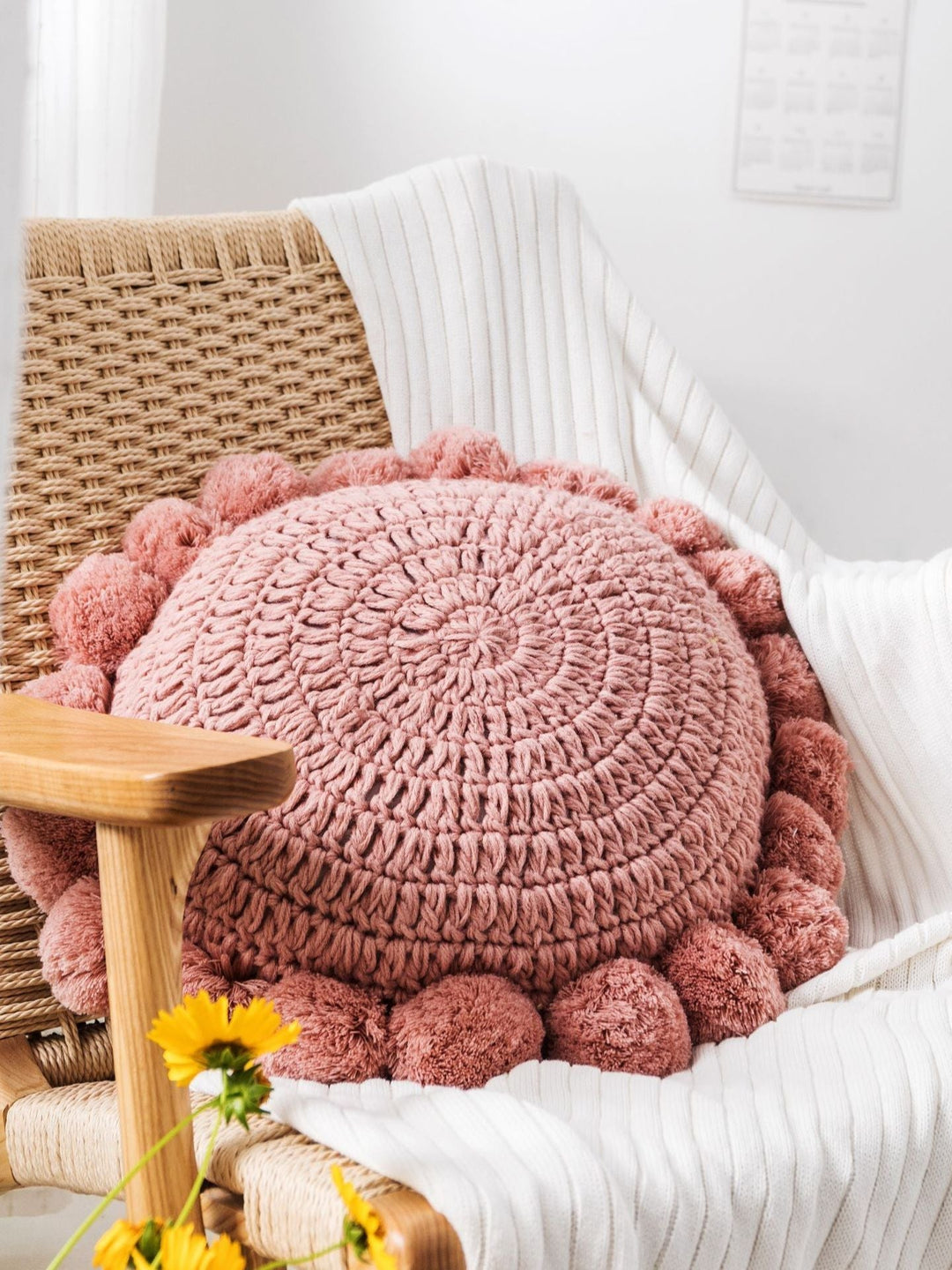 Trendiges Strickkissen in neutralem Farbton. Modernes Kuschelkissen für stilvolle Wohnaccessoires.