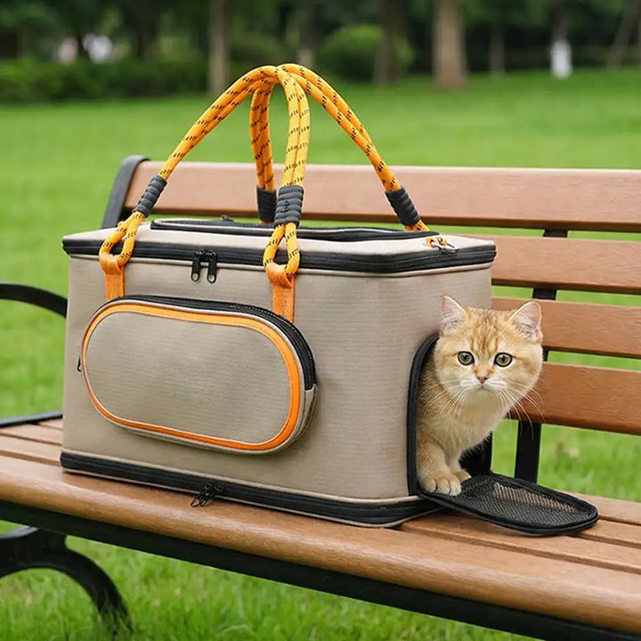 Flugtaugliche Katzen-Tragetasche mit Netzfenstern für optimale Belüftung, ideal für entspannte Flugreisen.