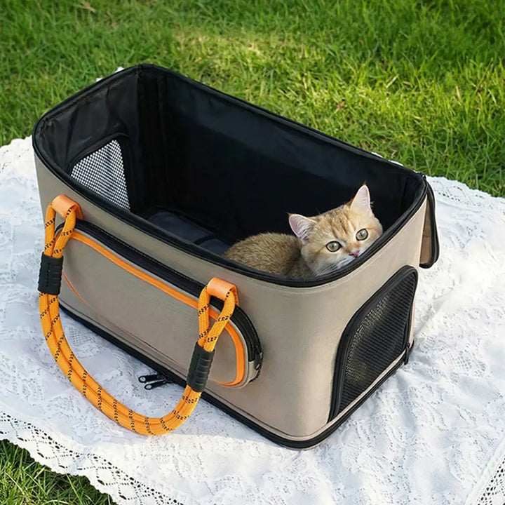 Moderne Katzen-Tragetasche in elegantem Design, bietet Ihrem Haustier Geborgenheit und Stil auf Reisen.