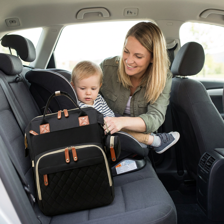 Robuster Reiserucksack für Babyutensilien mit faltbarer Babywiege für Nickerchen.