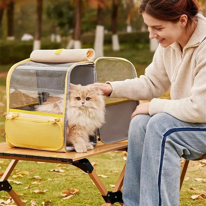 Detailansicht des transparenten Fensters am robusten Katzentransportrucksack, das freie Sicht für die Katze bietet.