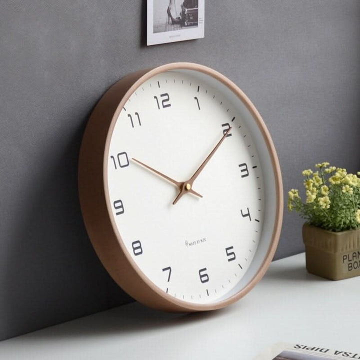 Runde, geräuschlose Wanduhr aus braunem Massivholz, nordisch & minimalistisch, eine elegante Holzuhr.