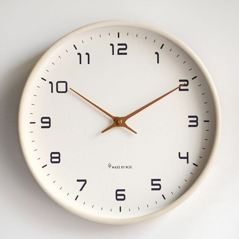Zeitlose, minimalistische Holzuhr mit geräuschlosem Uhrwerk & robustem Massivholzrahmen.