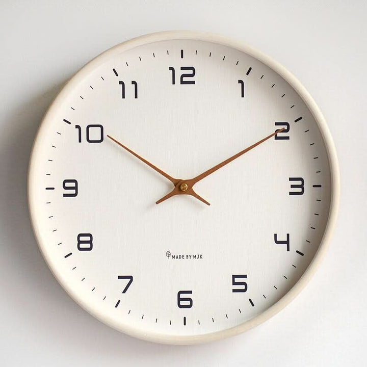 Zeitlose, minimalistische Holzuhr mit geräuschlosem Uhrwerk & robustem Massivholzrahmen.