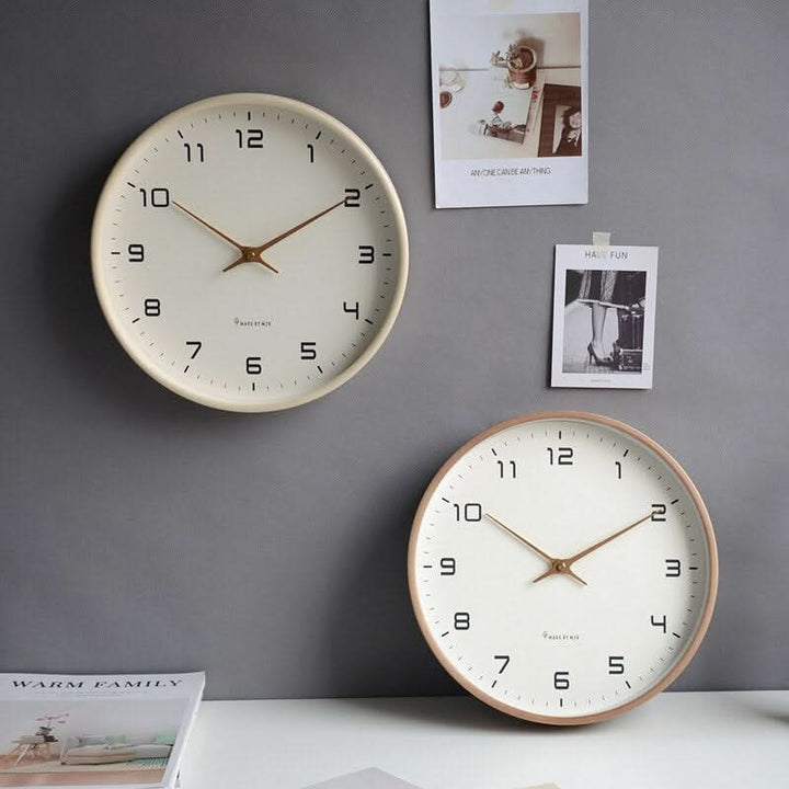 Ästhetische, geräuschlose Wanduhr mit Massivholzrahmen in skandinavischem Design, perfekt für Büro.
