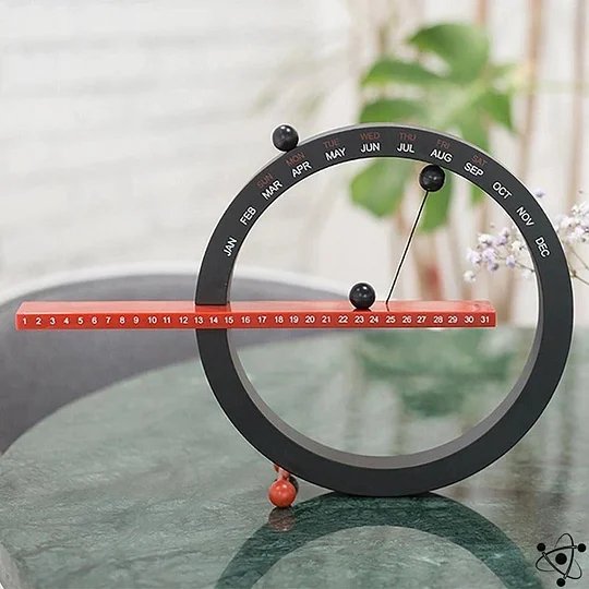 Geräuschloser Ewiger Magnetkalender Calméon, minimalistisches Design für moderne Wohnaccessoires oder Büro-Dekoration.
