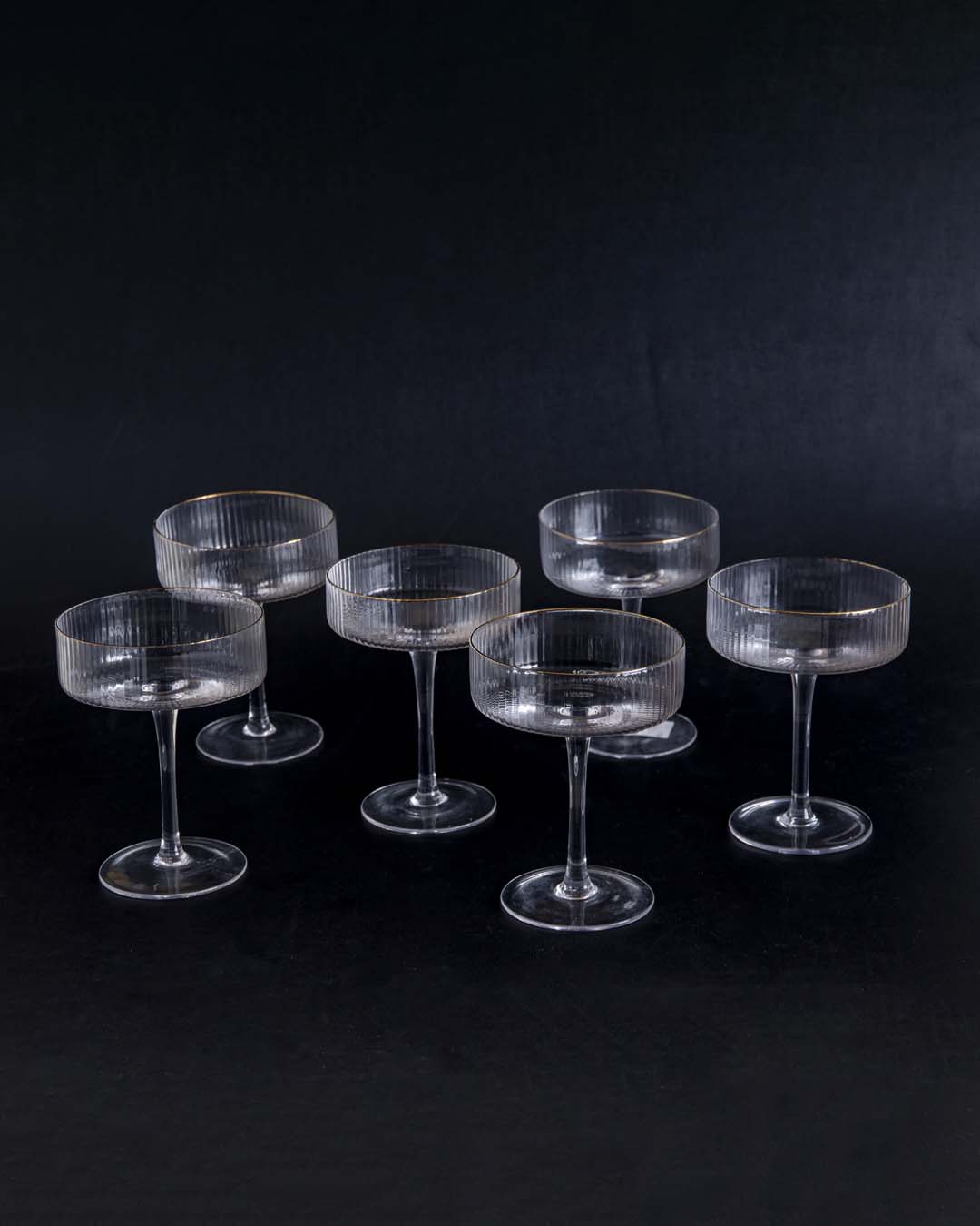 Gerippte Coupe Cocktailgläser im 6er-Set für elegante Drinks und Desserts; stilvolle Glaswaren für Bar und Zuhause.