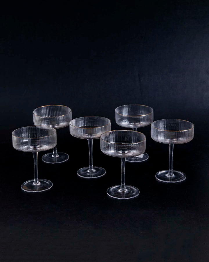 Gerippte Coupe Cocktailgläser im 6er-Set für elegante Drinks und Desserts; stilvolle Glaswaren für Bar und Zuhause.