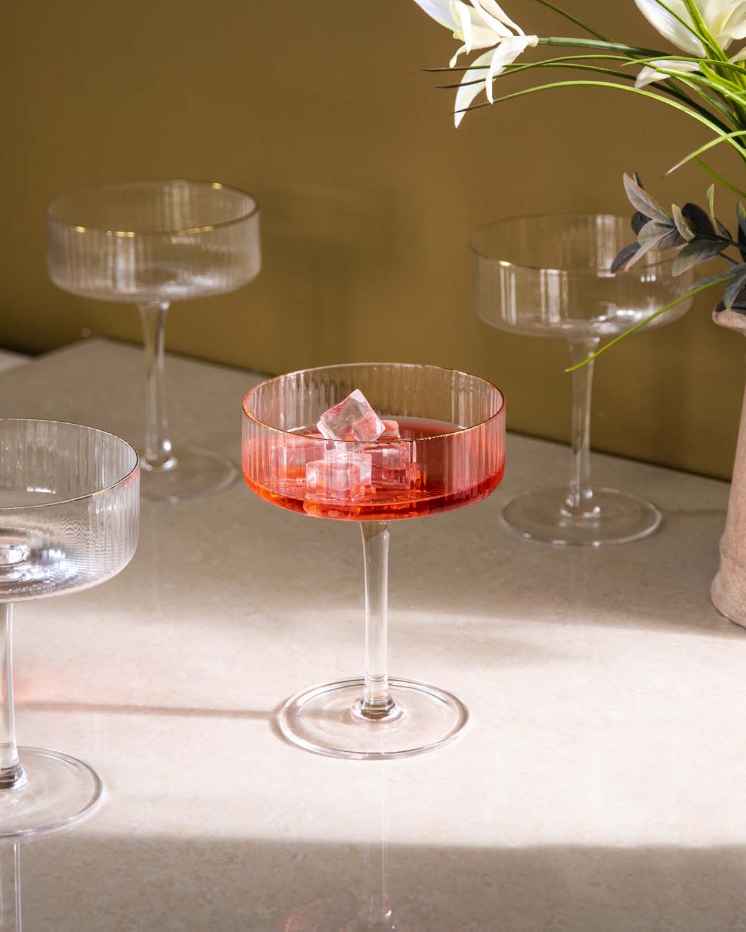 Elegante, gerippte Coupe Trinkgläser (6er-Set), ideal für Cocktails, Sekt und Desserts; perfekte Geschenkidee.