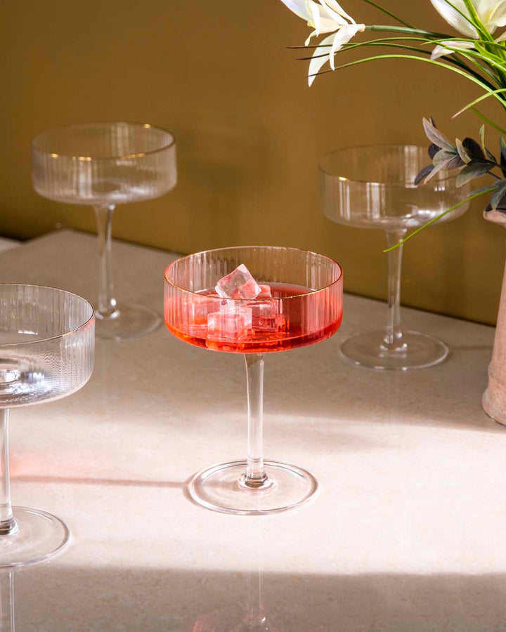 Elegante, gerippte Coupe Trinkgläser (6er-Set), ideal für Cocktails, Sekt und Desserts; perfekte Geschenkidee.