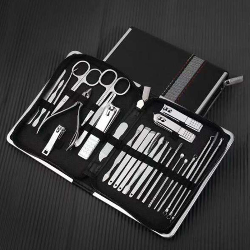 Offenes Nagelpflege-Set mit verschiedenen Edelstahl-Maniküre- und Pediküre-Werkzeugen.