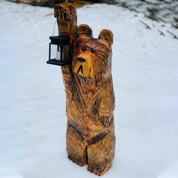 Freundlicher Bär hält Solarlaterne, detaillierte Skulptur für Ihre charmante Gartenbeleuchtung.