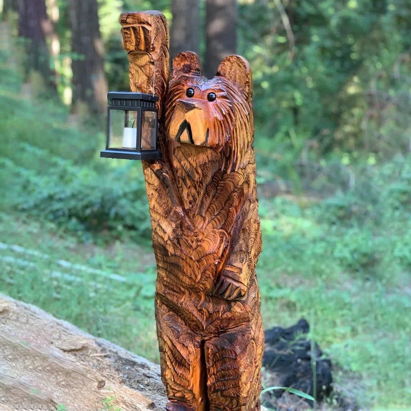 Dekorativer Bär mit Solarlaterne; stimmungsvolle Gartenbeleuchtung und wetterfeste Tierfigur.