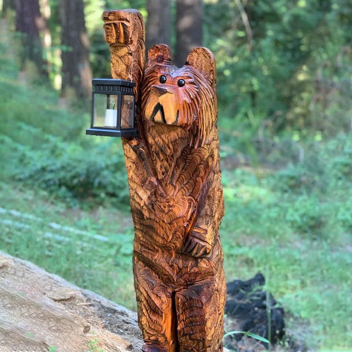 Dekorativer Bär mit Solarlaterne; stimmungsvolle Gartenbeleuchtung und wetterfeste Tierfigur.