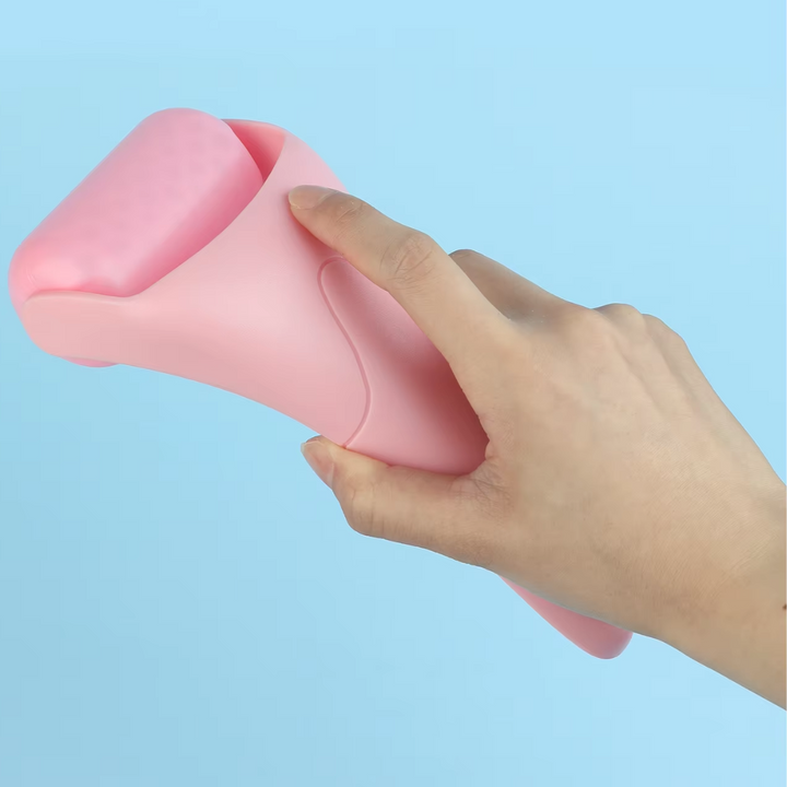 Entspannender Ice Roller für die Gesichtshaut, bietet kühlende Linderung bei Schwellungen.