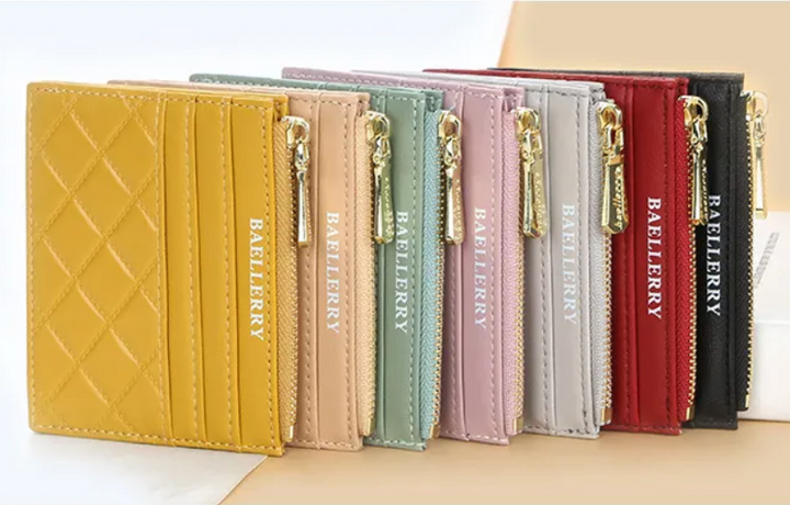 Kompaktes Portemonnaie, gestepptes Design, praktisches Accessoire für Damen und Herren.