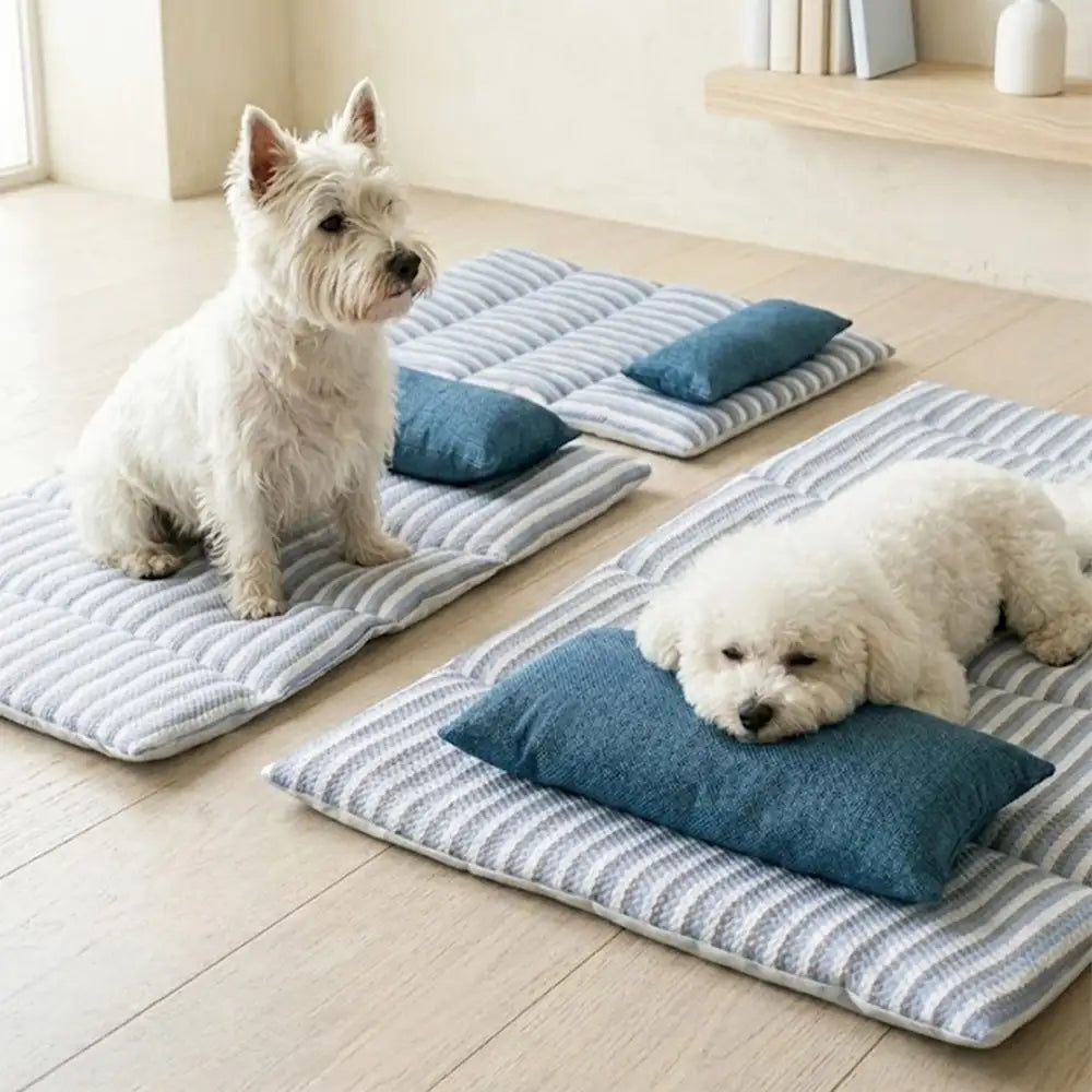 Gestreifte Kühl-Hundematte mit Kissen für Komfort. Rutschfeste Eisseide-Matte für Hunde im Sommer.