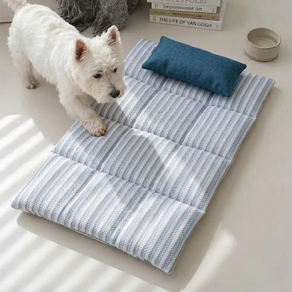 Erfrischende Hundekühlmatte, gestreift, aus Eisseide. Ideal als Hundebett für heiße Sommertage.