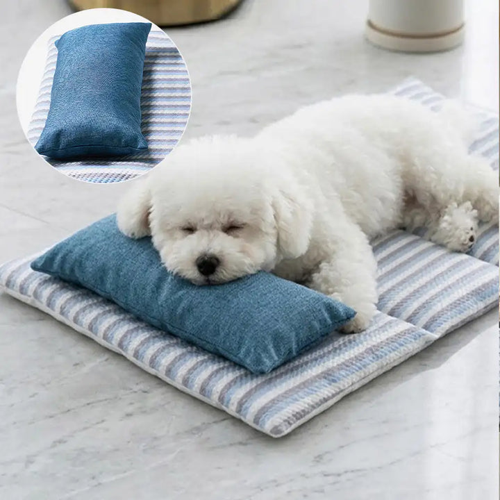 Rutschfeste Kühlmatte für Hunde, gestreift, mit weichem Kissen. Bietet kühlen Komfort für Haustiere.