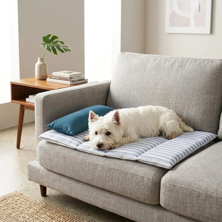 Detailaufnahme der gestreiften Hundekühlmatte mit weichem Kissen. Modernes Design für jedes Zuhause.