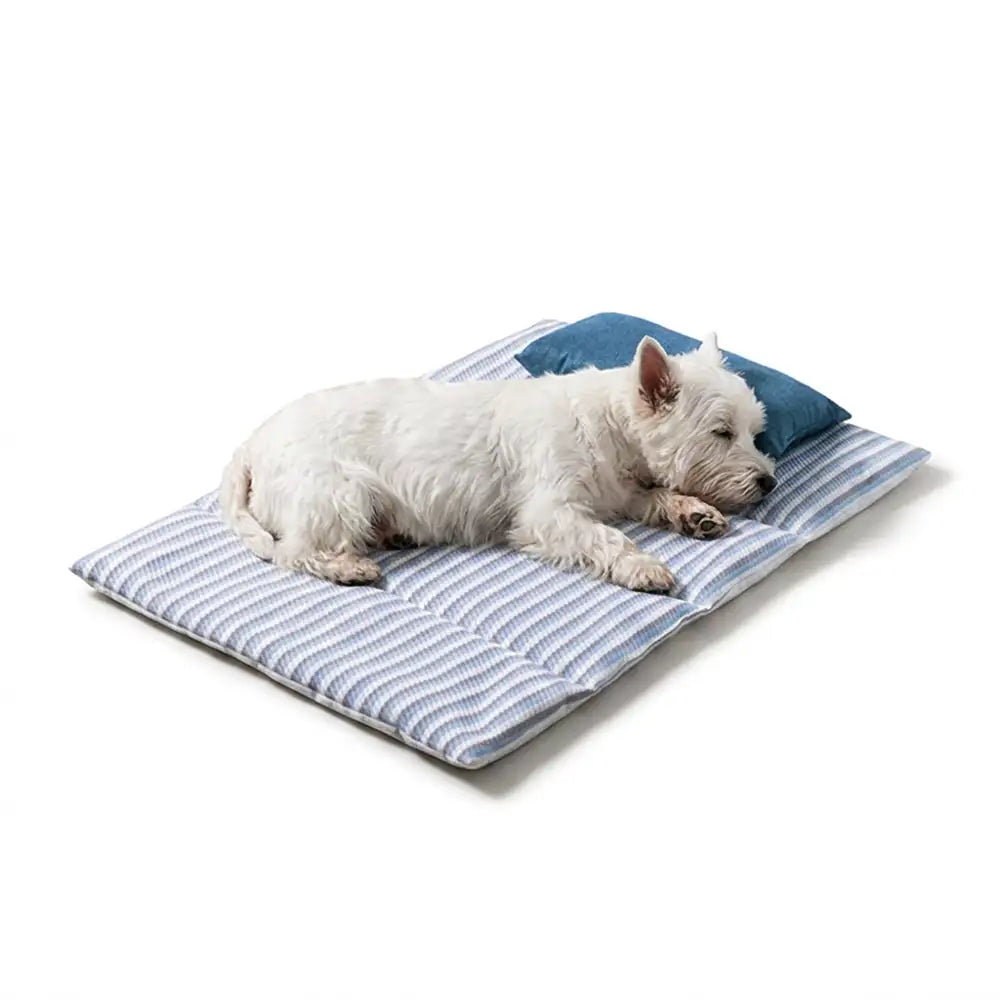 Grosszügige gestreifte Kühl-Hundematte mit Kissen. Ideales rutschfestes Hundebett für alle Haustiere.