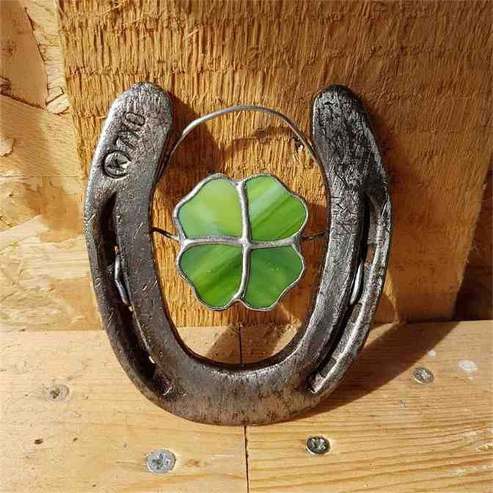 Eisen-Glückshufeisen als Wandornament mit Glückskleeblatt. Bringt positive Energie in Ihr Heim.