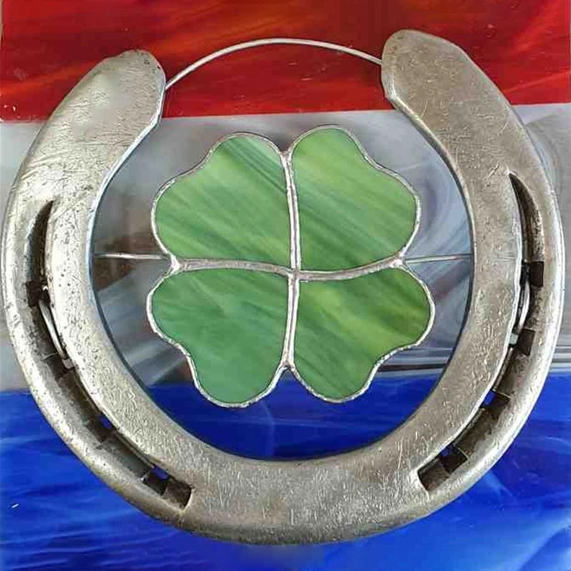 Dekoratives Glücks-Hufeisen Wandornament mit filigranem vierblättrigem Kleeblatt. Hausdeko.