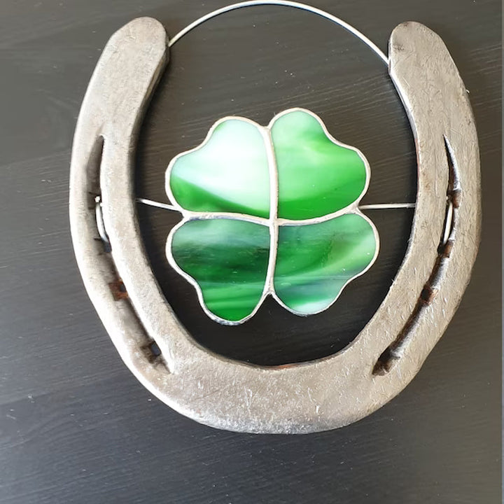Traditioneller Glücksbringer: Hufeisen Wandornament aus Eisen mit vierblättrigem Kleeblatt.