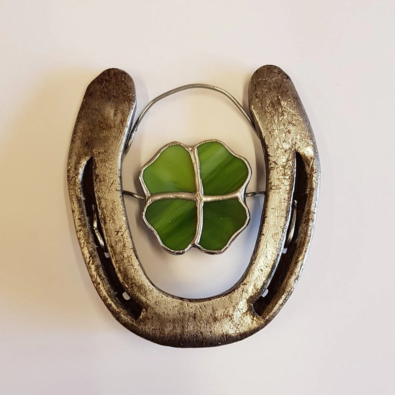 Hochwertiges Eisen-Wandornament: Glücks-Hufeisen mit eingearbeitetem Kleeblatt. Symbol für Glück.